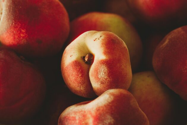 vue rapprochée sur plusieurs nectarines de type pêches blanches