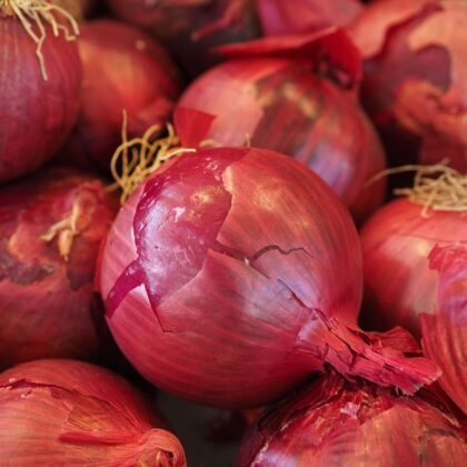 de gros oignons rouges