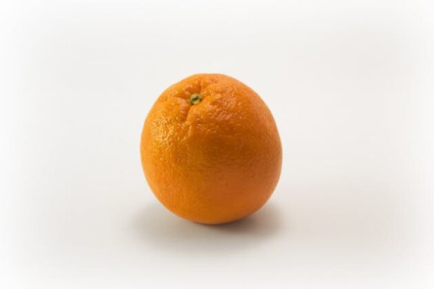 une belle orange sur fond blanc