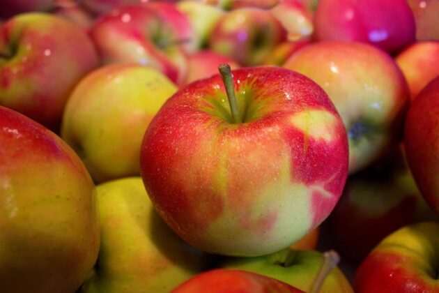 de belles pommes jaunes et rouges