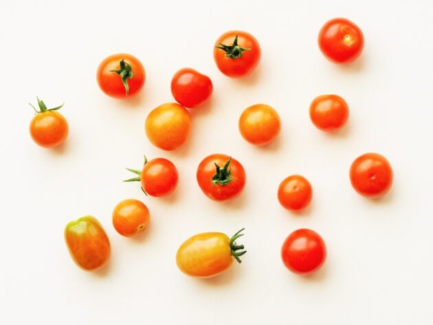 quelques tomates cerises jaunes et rouges